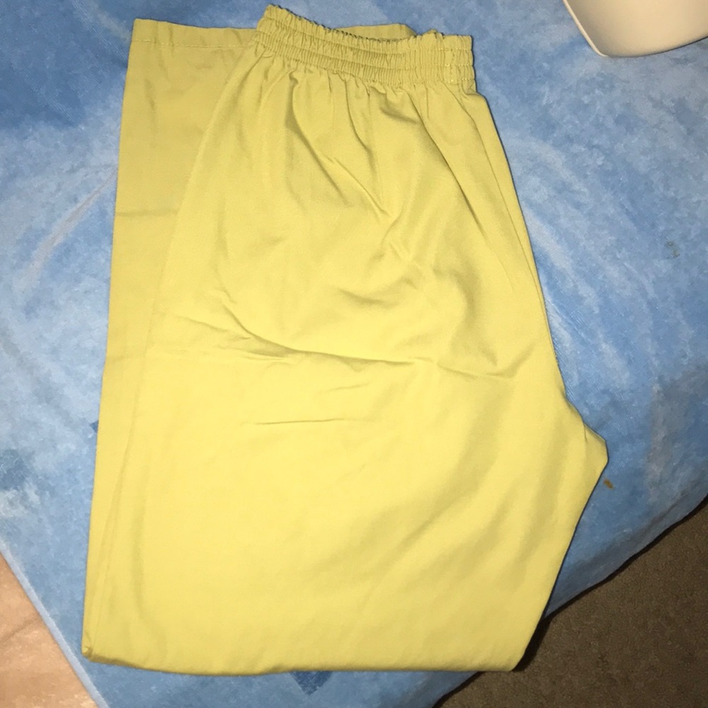 Small green scrub pants with pockets 💕